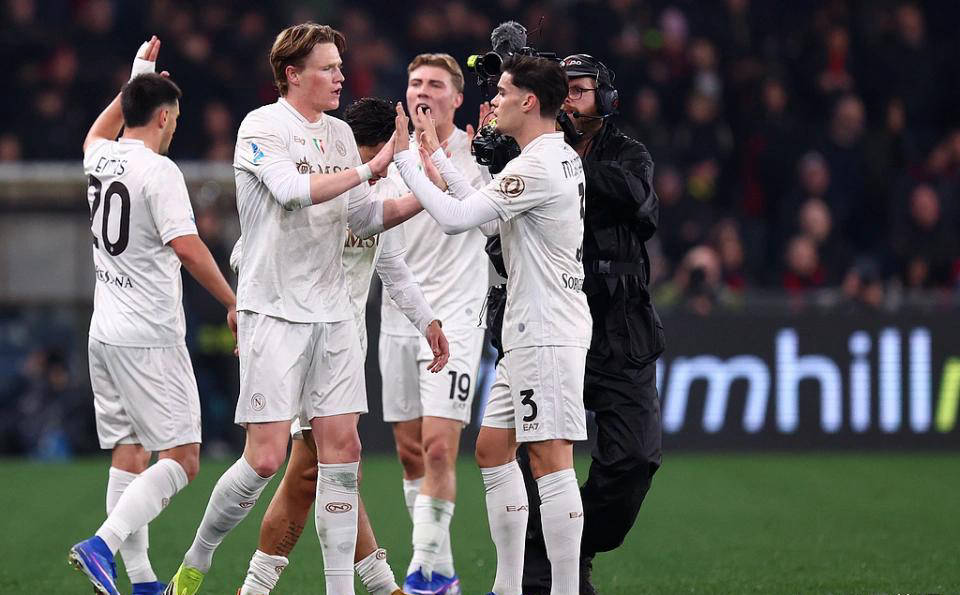 意甲焦点战：少一人那不勒斯逆转3-2 曼联双星爆发霍伊伦双响助胜